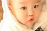 组图：曹颖微博晒爱子周岁照 帅气可爱显童星范儿