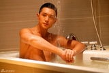组图：郑晓东浴室写真曝光 大秀古铜性感身材