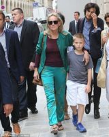 组图：莎朗-斯通不穿内衣出街 尴尬激凸显老态