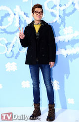 组图：李珉廷红衣出席活动 李基宇华丽九头身