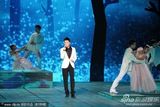 组图：冯绍峰深情演绎《月亮代表我的心》