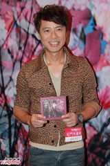 组图：李克勤签唱会千人捧场 成证婚人主持小婚礼