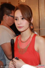 组图：阿娇(钟欣桐)《桐花》专辑祝捷会上欣喜落泪