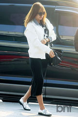 组图：韩团SISTAR赴港开唱 睡眼惺忪哈欠连天