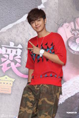 组图：罗志祥不满“乱伦”话题当众黑脸