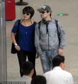 组图：汪峰与神秘女机场密聊 忙抽烟愁云满面