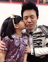 组图：李云迪跨年音乐会 萝莉王诗龄合奏献香吻