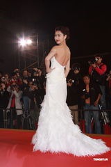 组图：胡定欣白裙秀美背携手陈展鹏走红毯