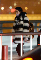 独家：李晨张馨予同日回京 分开出现玩手机