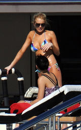 幻灯图集：林赛-罗韩海岛度假 五彩泳衣秀身材