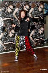 高清图：容祖儿为演唱会彩排 地狱式拉筋刻苦训练