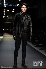 组图：韩星金宇彬郑京浩等献华丽T台秀