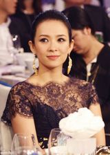 组图：章子怡芭莎慈善夜亮相似黑天鹅