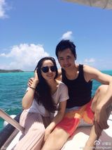 组图：佟丽娅父亲抵达大溪地 董璇夫妻潜水疯玩