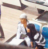 组图：蔡依林携锦荣变装逛夜市 民众学狗仔玩偷拍