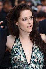 组图：暮光女戛纳走秀罩杯小难撑深V