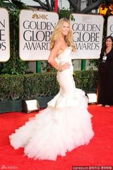 高清组图：超模艾拉-麦克弗森着白纱裙优雅亮相