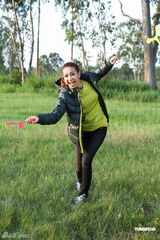 组图：周柏豪吴雨霏顶烈日穿棉服不喊苦