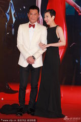 组图：郑秀文美背现金蛇装饰 与古天乐黑白配