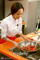 幻灯：Kara节目公开录制现场 成员做蛋糕有模有样