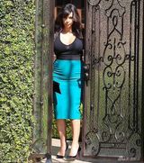 组图：卡戴珊踩高跟鞋无顾忌 深V紧身裙孕味足