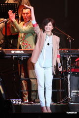 组图：苏打绿小巨蛋激情开唱 Ella现身上台秀舞姿