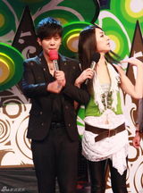 高清图：罗志祥遭翻版蔡依林索吻 被熊抱手足无措