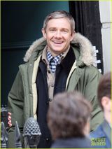 组图：卷福现身《夏洛克》片场标志风衣引围观