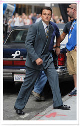 组图：莱昂纳多现身《华尔街之狼》片场