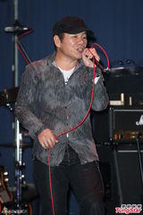 组图：赵传开个唱 黄嘉千性感露背现身力挺