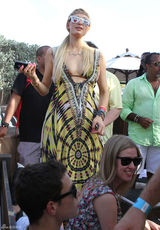 组图：帕丽斯-希尔顿胸部缩水 手臂现皱纹疑抽脂