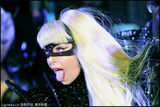 组图：Gaga跨年激情献唱 镂空面罩造型抢镜