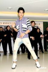 幻灯图：彭于晏坦言不爱三角恋 祝福周杰伦蔡依林