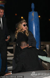 组图：麦当娜黑超黑裙尽展大姐大酷 助阵女性电影奖
