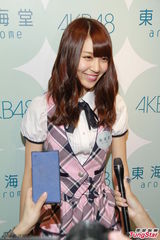 组图：AKB48菊地彩香喂甜点 引宅男起哄