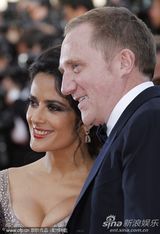 组图：海耶克戛纳携夫走秀 深V黑裙大秀傲人双峰