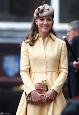 组图：威廉王子晋封王妃现身笑容甜美