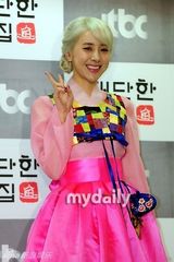 组图：徐仁英等穿韩服宣传《了不起的婆家》