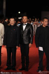 组图：《一九四二》剧组走红毯 张涵予西装帅气