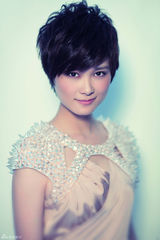 组图：李宇春登《名汇Famous》封面