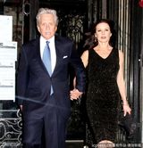 组图：道格拉斯紧握爱妻晒幸福 泽塔琼斯黑裙高贵