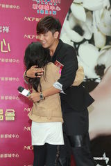 组图：罗志祥签唱会歌迷热情 现场玩自拍抱抱