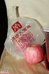 组图：晶刚南沙大婚 给媒体派发盒饭和水果