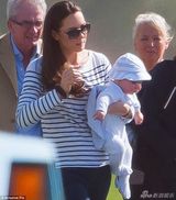 组图：凯特携小王子出国度假 小家伙壮实脸嘟嘟