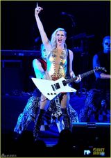 组图：钱妞Ke$ha深V黄金战衣开唱 劈叉狂野摸大腿