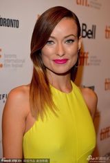 组图：《第三个人》首映 库妮斯深V惹火秀半球