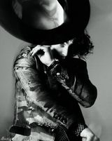 组图：亚伦-约翰逊登杂志封面 男人魅力初养成