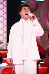 幻灯图：东方卫视建“华人综艺馆” 成龙回忆邓丽君