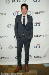 组图：《吸血鬼》妮娜印花蓝裙中门大开博眼球