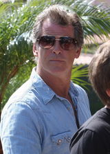 幻灯图集：皮尔斯-布鲁斯南一家幸福出游